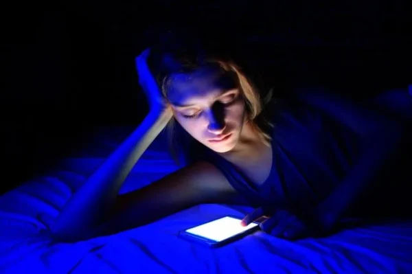 Màu sắc của giấc ngủ: Giải mã tác động của ánh sáng xanh đến nhịp sinh học
